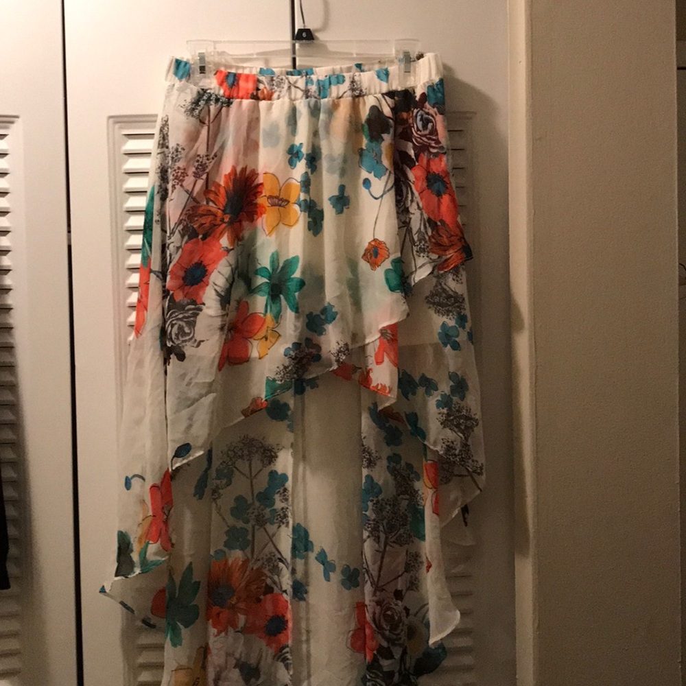 Hi lo floral skirt 🌺🌹💐🌷